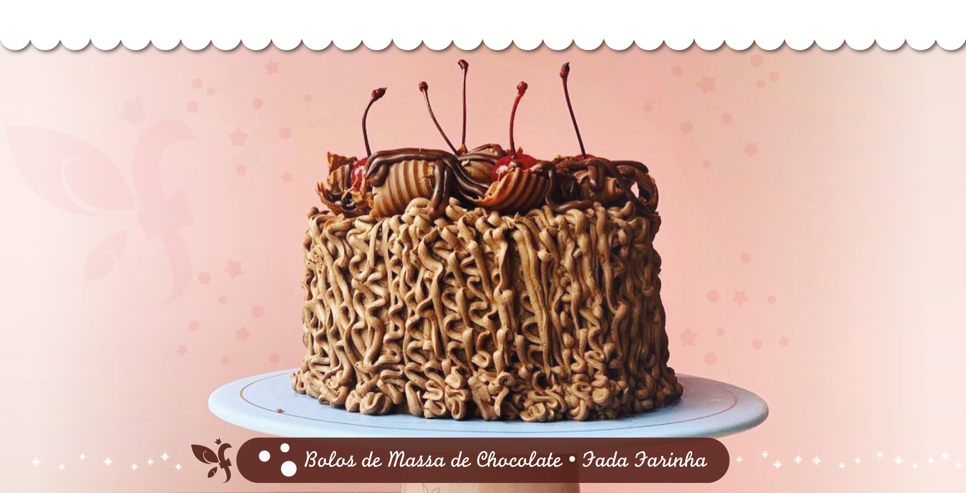 Foto de Bolos Caseiros Com Raspas De Chocolate E Creme Chantilly A